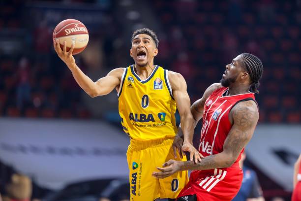 篮球——NBA常规赛：勇士胜雄鹿.