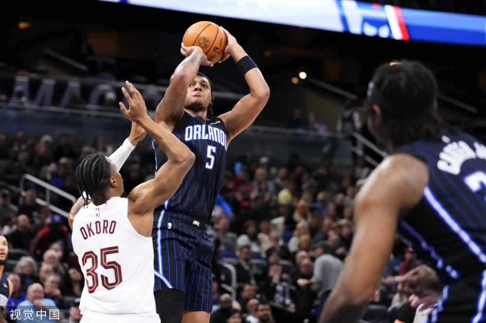 篮球——NBA常规赛：勇士胜雄鹿.